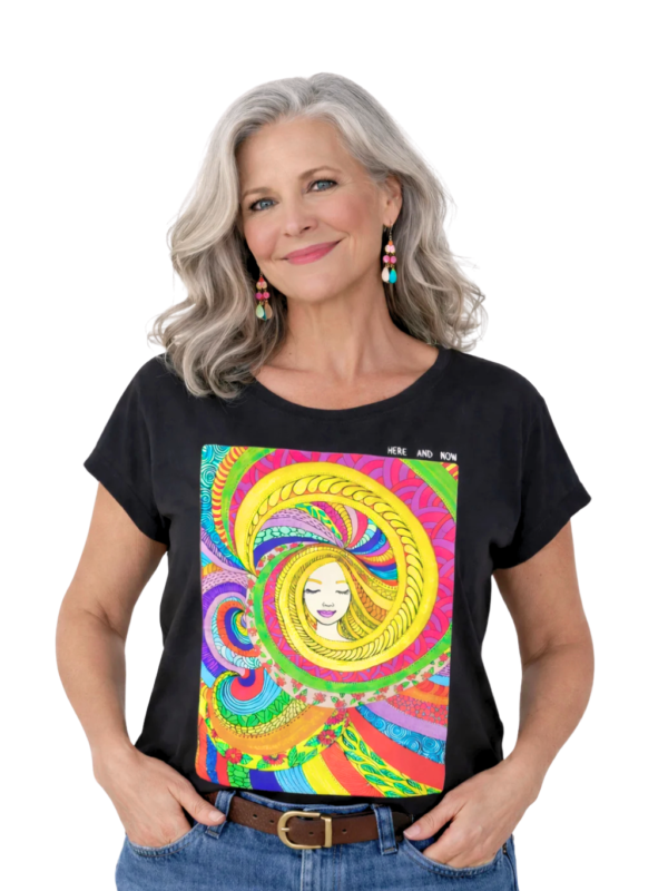 HERE AND NOW – Women’s Graphic T-Shirt | Straw Girl